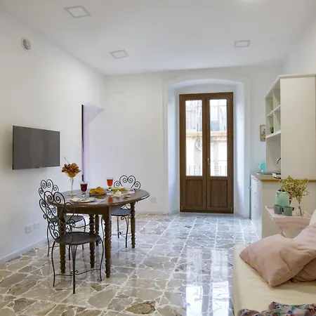Plaza Apartment *