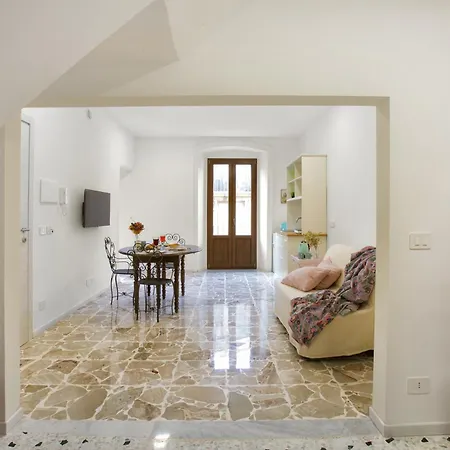 Plaza Apartment *